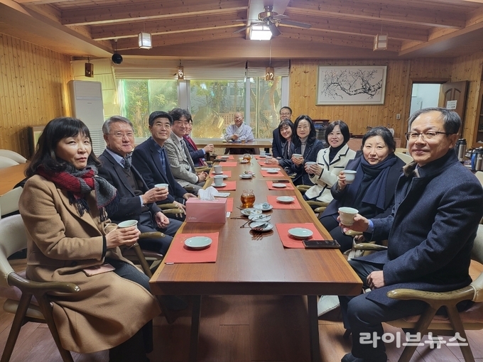 대한불교천태종 관문사 주최 제 106주년 3·1절 기념 독립유공자 행복나눔 KIT 전달식.(사진=인천보훈지청)