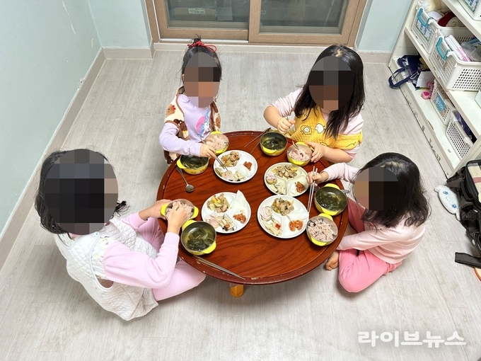 사진 : 위브릿지 지원으로 마련된 식사를 하고 있는 아동들의 모습