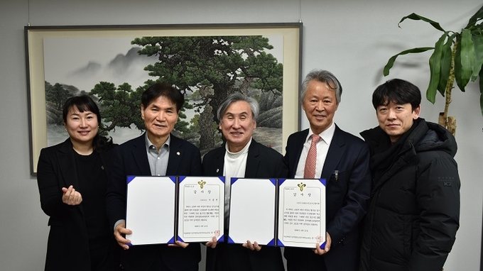이용선 국회의원(왼쪽에서 두번째), 손기서 서울특별시강서양천교육지원청 교육장(가운데), 인추협 고진광 이사장(오른쪽에서 두번째)