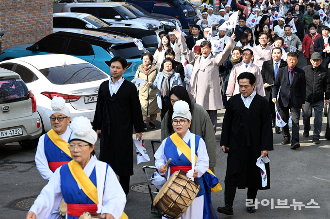 이민근 안산시장(가운데)이 3.1절 만세행진 참여자들과 함께 "대한 독립 만세"를 외치며 행진을 하고 있다.(사진=안산시)