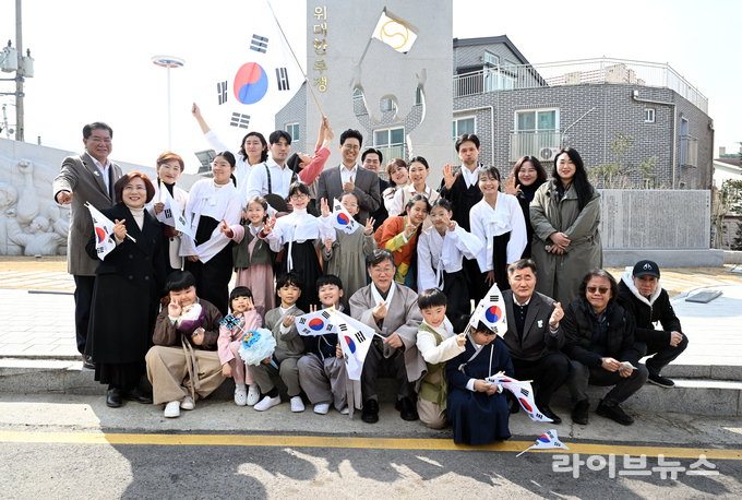 이민근 안산시장(맨 앞줄 가운데)이 3.1절 만세 행진에 참여한 시민들과 함께 기념촬영을 하고 있다.(사진=안산시)
