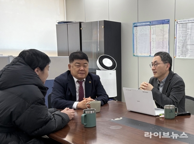 박창호 인천시의원(가운데)이 인천테크노파크(ITP) 미래차센터를 찾아 인천 미래 자동차산업의 발전 방향과 정책 마련을 위한 다양한 현장 의정활동을 가졌다.(사진=인천시의회)
