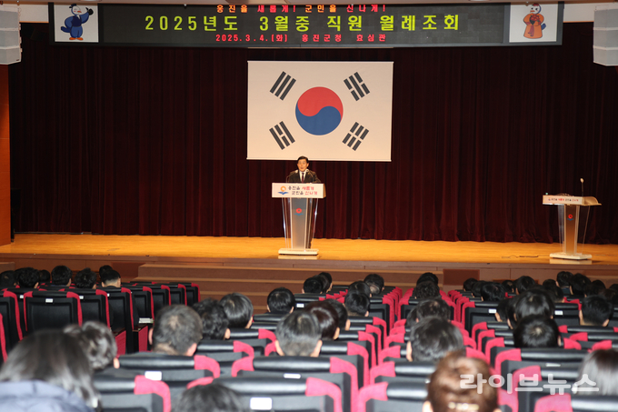 문경복 인천옹진군수가 효심관에서 월례조회에서 직원 훈시를 하고 있다.(사진=인천옹진군수)