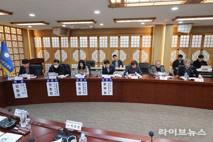 인천시 동구의회가 구청 물치도관 갈매기홀에서 커먼즈로서의 동인천역 북광장 개선 방안 모색 정책토론회를 진행하고 있다.(사진=인천동구)