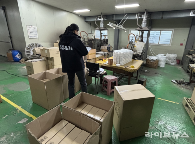 인천시 특별사법경찰이 위생용품업체 집중 단속을 진행했다.(사진=인천시)
