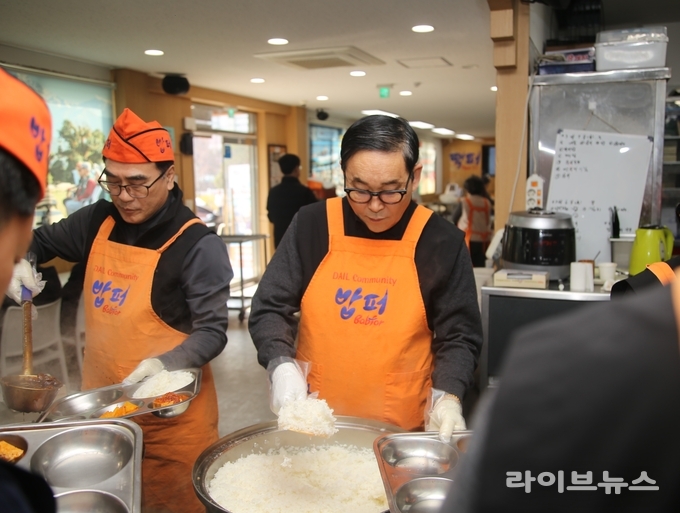 한전산업개발 신태환 경영지원본부장(중앙)과 김인섭 ‘2050 프렌즈’ 단장(왼쪽)및 직원들이 취약계층 어르신들에게 배식 봉사를 진행하고 있다.(사진=한전산업개발)