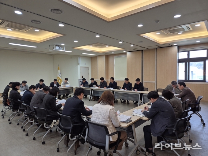 전북자치도가 전북연구원에서 도, 시군, 전문가 등이 참석한 가운데 농생명산업지구 특례 발굴 간담회를 진행하고 있다.(사진=전북특별자치도)
