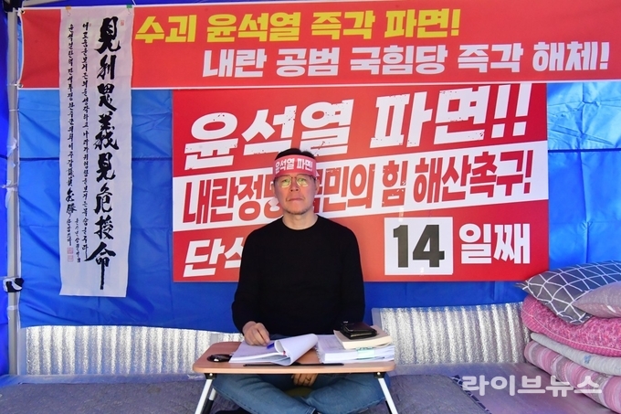 완주군의회 이주갑 의원이 윤석열 파면과 국민의 힘 해체를 요구하며 단식투쟁을 하고 있다.(사진=전북완주군의회)