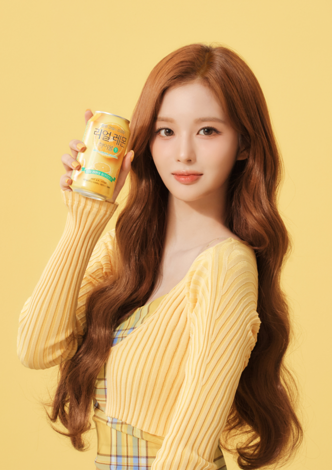 카브루(KABREW)의 ‘리얼 레몬 하이볼 生’을 들고 있는NMIXX(엔믹스) 설윤(이미지 출처: 카브루)
