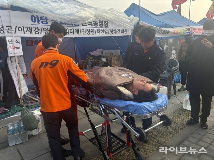 서울 광화문에서 진행되는 야당 국회의원 단식 농성단에서 위성곤 의원이 병원에 이송되고 있다.(사진=임미애의원실)