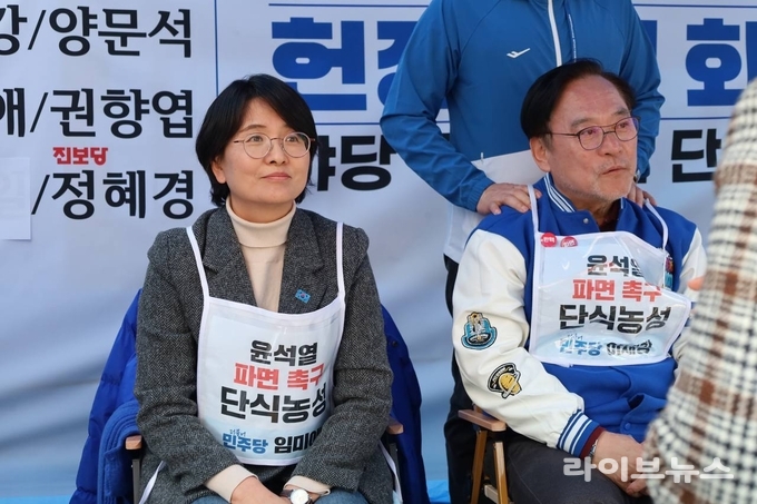 광화문에서 진행되는 야당 국회의원 단식 농성단에 참여한 임미애 국회의원(왼쪽)모습.(사진=임미애의원실)