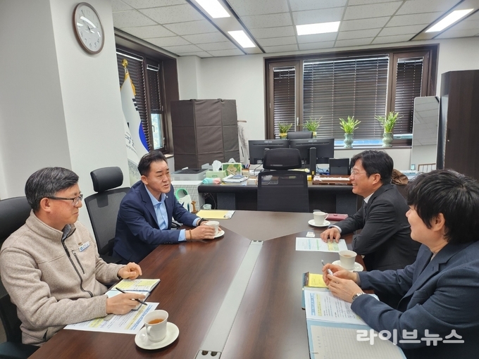 인천지방조달청이 한국환경공단을 방문해 신속집행 지원제도를 안내하고 상반기 재정의 조기집행 등 협력방안을 논의했다.(사진=인천지방조달청)