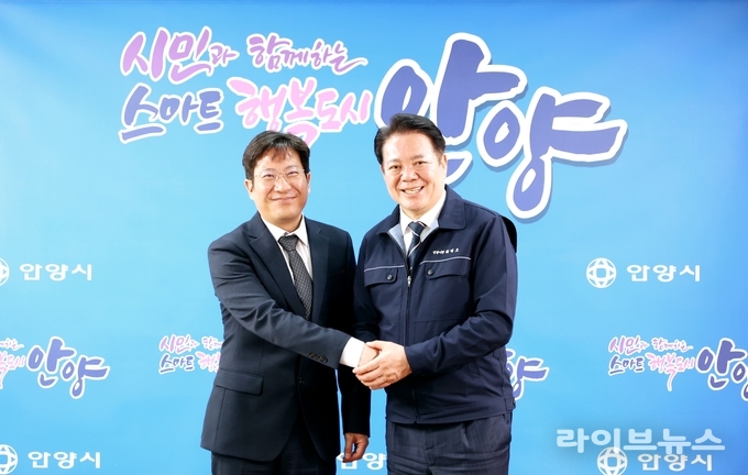 김지욱 인천지방조달청장(왼쪽)이 최대호 안양시장과 지역기업의 공공조달 시장 진입 및 기업 성장을 지원하기 위한 방안을 논의하고 기념촬영을 하고 있다.(사진=인천조달청)