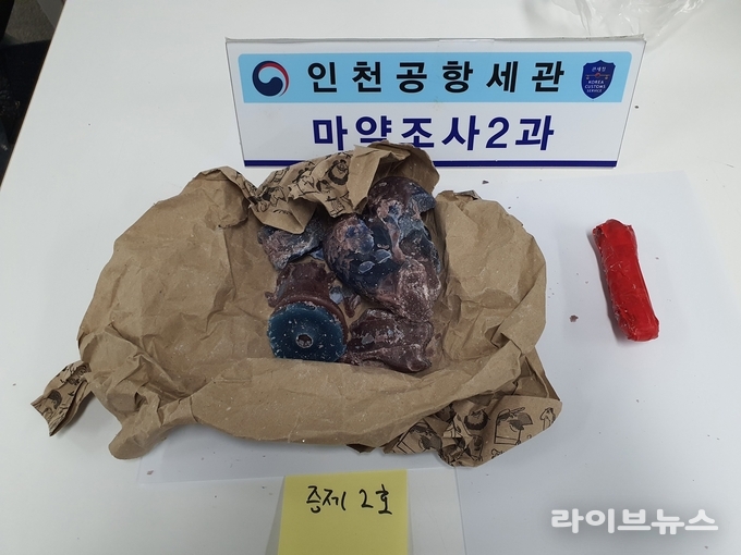양초 속에 은닉된 메페드론 모습.(사진=인천공항본부세관)
