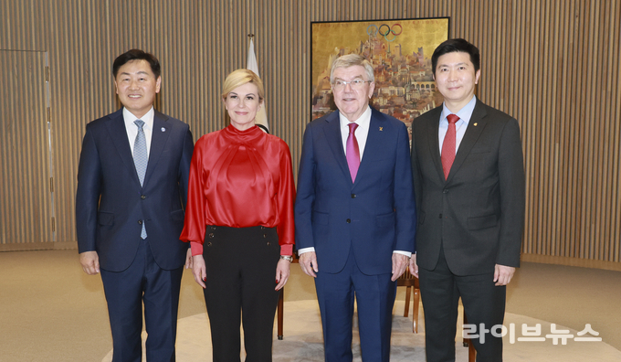 (왼쪽부터) 김관영 전북특별자치도지사, 콜린다 그라바르키다로비치 IOC 미래유치위원장, 토마스 바흐 IOC위원장, 유승민 대한체육회장이 기념촬영을 하고 있다.(사진=전북특별자치도)