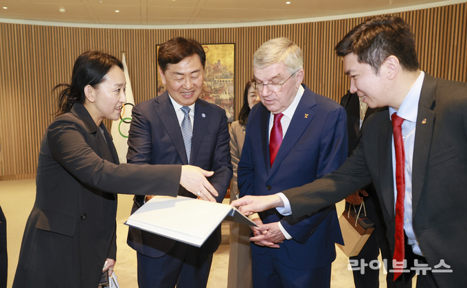 김관영 전북특별도지사(왼쪽에서 두번째)가 스위스 로잔에 위치한 국제올림픽위원회(IOC) 본부를 방문해 토마스 바흐 IOC 위원장(왼쪽에서 세번째)을 만나 전북 전주 하계올림픽 유치 비전을 피력하고 있다.(사진=전북특별자치도)