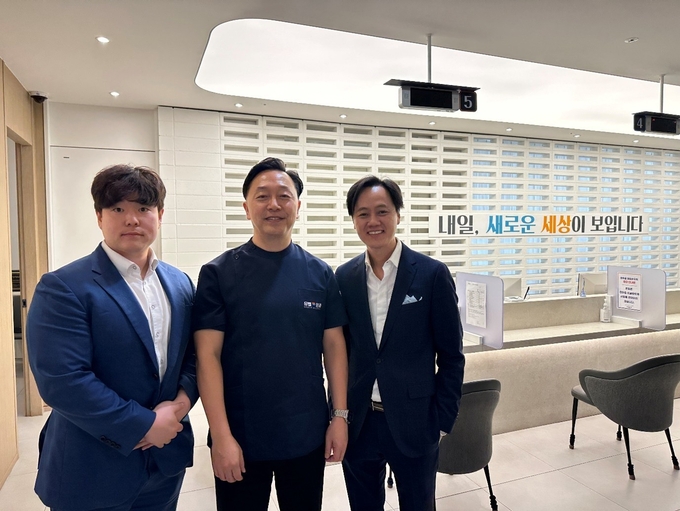 (좌우)하그-스트레이트 대표단, (중)유밸안과 배희철 원장