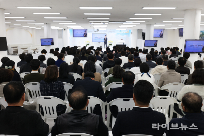 신천지 서인천교회서 오픈 말씀 세미나가 열린 가운데 참석자들이 강연을 듣고 있다.(사진=신천지 서인천교회)