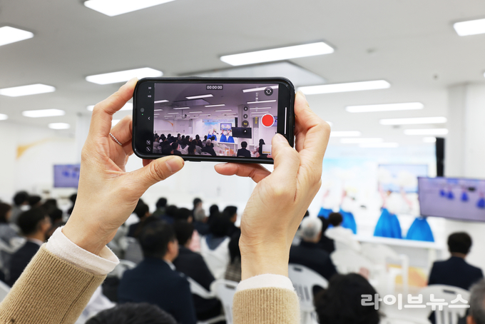 신천지 서인천교회서 오픈 말씀 세미나가 열린 가운데 참석자가 공연을 관람하고 있다.(사진=신천지 서인천교회)