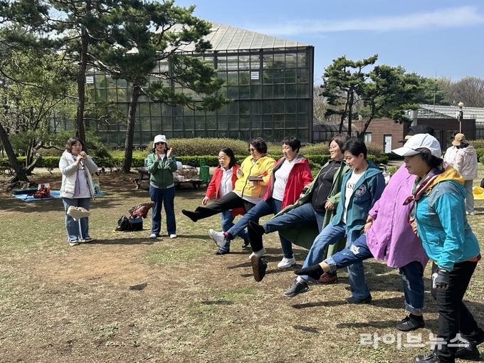 인천대공원 장미공원 옆에서 신천지 만수교회 성도들이 신발 던지기 게임을 하는 모습.(사진=신천지만수교회)