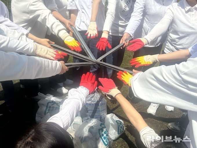 인천대공원에서 신천지 만수교회 성도들이 플로깅 후 기념촬영 모습.(사진=신천지만수교회)