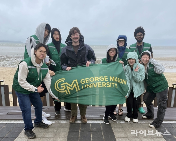 조지메이슨대학교 한국캠퍼스가 메이슨 케어 프로그램의 일환으로 인천 영종도 마시안 해변에서 플로깅(Plogging) 해양 환경 보호 활동을 진행하고 기념촬영을 하고 있다.(사진=조지메이슨대학교 한국캠퍼스)