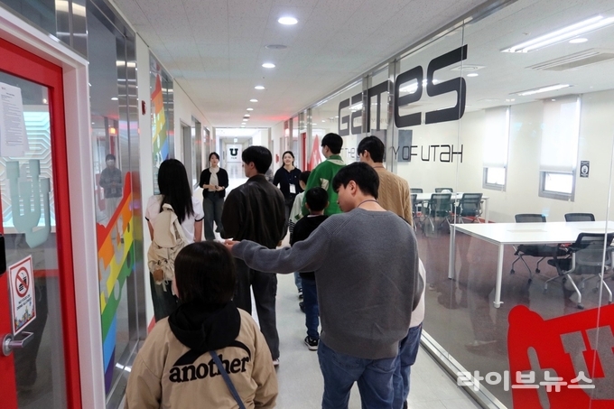 멘토들과 함께 유타대학교 아시아캠퍼스 시설을 둘러보는 참가 아동들의 모습.(사진=유타대학교아시아캠퍼스)