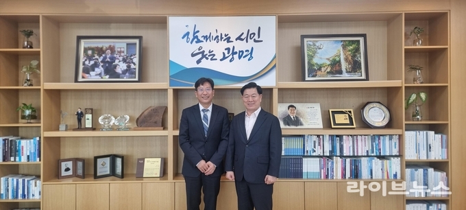 김지욱 인천지방조달청장(왼쪽)이 박승원 광명시장과 기념촬영을 하고 있다.(사진=인천지방조달청)