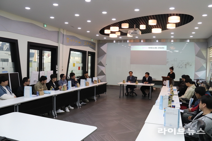 한국폴리텍대학 인천캠퍼스가 이주배경 재학생들과 소통 간담회를 진행하고 있다.(사진=한국폴리텍대학 인천캠퍼스)