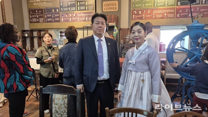 송진호 제21대 대통령선거 예비후보(왼쪽)가 강릉시에서 열린 제1회 세계 커피 축제에 참여했다.