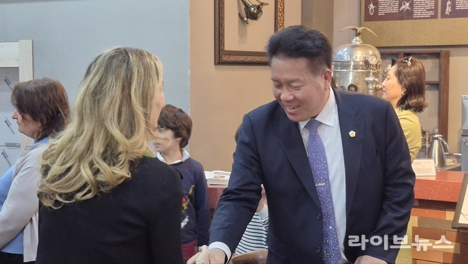 송진호 제21대 대통령선거 예비후보(오른쪽)가 강릉시에서 열린 제1회 세계 커피 축제에 참여했다.