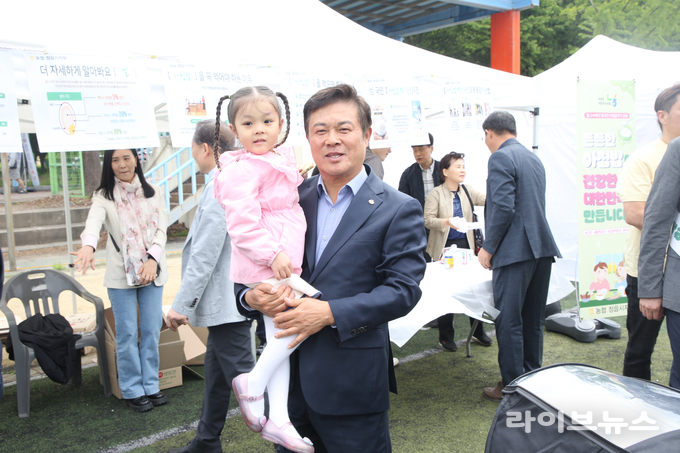 이학수 정읍시장이 정읍제일고등학교 운동장에서 열린 어린이날 기념행사에 참석해 어린이와 기념촬영을 하고 있다.(사진=정읍시)