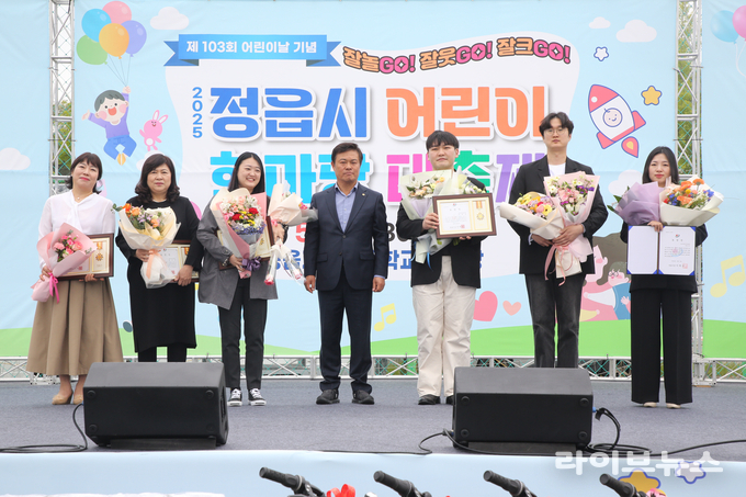 이학수 정읍시장이 정읍제일고등학교 운동장에서 열린 어린이날 기념행사에 참석해 아동복지 유공자에 대한 표창을 수여하고 기념촬영을 하고 있다.(사진=정읍시)<br>
