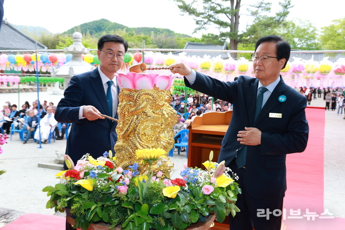 유희태 완주군수(왼쪽)과 유의식 완주군의장이 봉축법요식에 참석했다.(사진=완주군)
