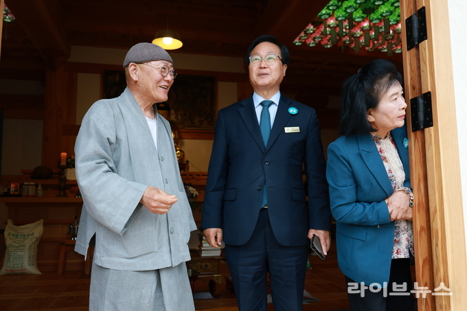 유희태 완주군수(가운데)과 봉축법요식에 참석했다.(사진=완주군)