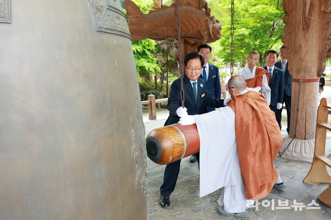 유희태 완주군수가 종남산 송광사 동종의 울림인 명종 의식에 참여했다.(사진=완주군)