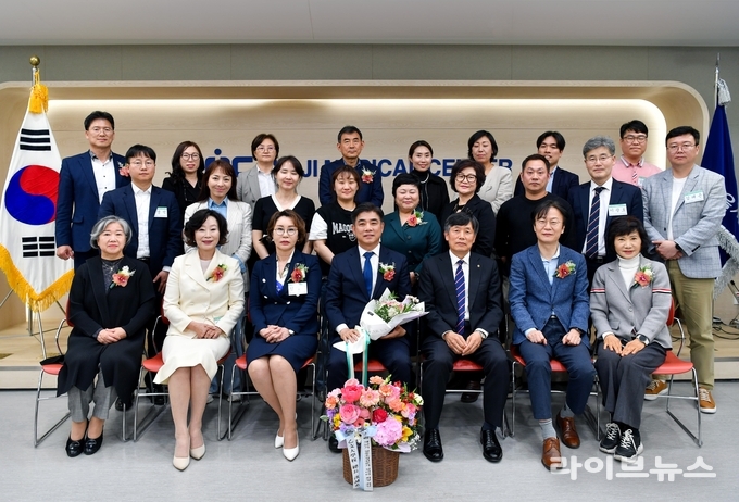 을지대학교 갈등조정전문가 최고위과정에서 특별 강연을 한 김병욱 전 국회의원(첫줄 가운데)과 최고위과정 관계자들이 기념촬영을 하고 있다.(사진=을지대학교)