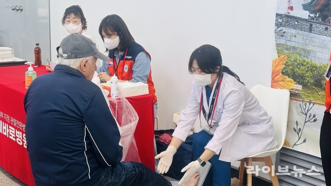 국제바로병원 골밀도 검사 체험 모습.(사진=인천관광공사)