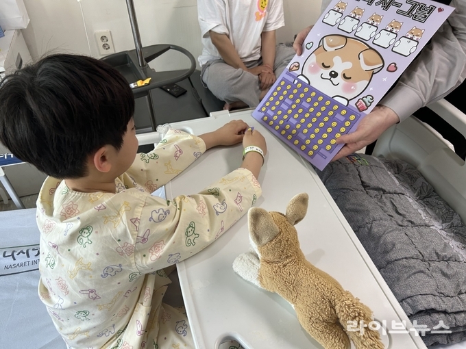 나사렛국제병원이 지역 아동센터를 찾아 간식을 전달하고 센터를 이용하는 학생들을 대상으로 손 위생 교육과 생명을 살릴 수 있는 심폐소생술(CPR) 교육을 진행하고 있다.(사진=나사렛국제병원)