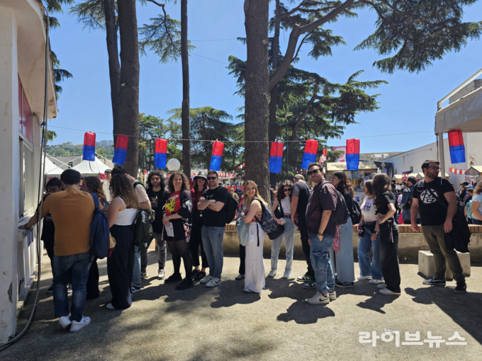한식을 주문하기 위해 긴 줄을 서면서도 즐거워하고 있는 현지 모습.(사진=태양글로벌)