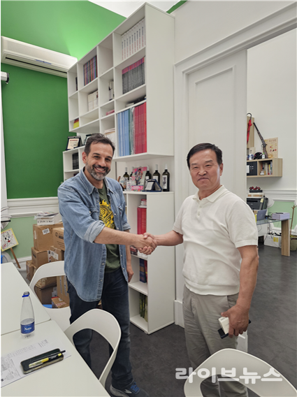 내년 한국 부스 운영을 약속하는 코믹콘 클라우디오 쿠르치오 총괄감독(왼쪽)과 최재현 태양글로벌 대표.(사진=태양글로벌)