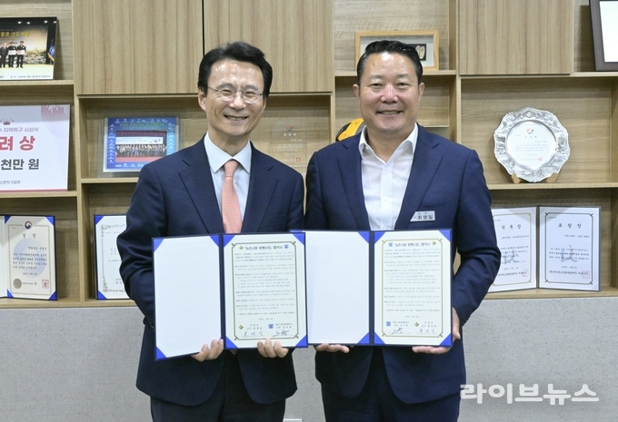 최영일 순창군수(오른쪽)와 조비룡 서울대학교 노화고령사회연구소장이 업무협약후 기념촬영을 하고 있다.(사진=순창군)
