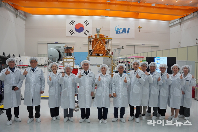 농림축산식품부 송미령 장관은 12일 경남도 사천시에 위치한 한국항공우주산업(KAI) 본사를 방문해 농림위성(차세대 중형 인공위성 4호) 개발 현장을 설펴봤다.