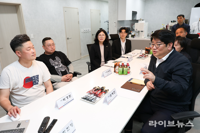 권재한 농촌진흥청장은 9일 충청남도 예산군에 있는 스마트 양돈 선도 농장을 방문해 현대화 시설과 운영 실태를 둘러봤다.