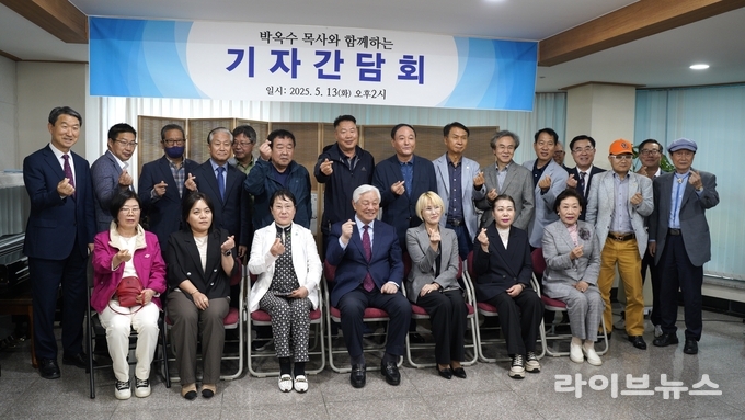 박옥수 목사와 경인지역 언론인들이 기념촬영을 하고 있다.(사진=한국기독교연합)