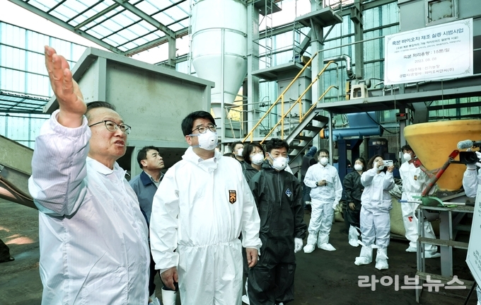 농진청 권재한 청장은 13일 오후, 경북 의성군에 있는 ‘가축분바이오차 시범사업(농림축산식품부)’ 대상지였던 닭 사육 농장을 방문해 계분을 활용한 바이오차 생산 제조공정을 점검했다.