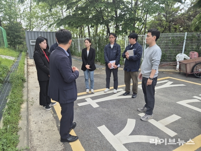 인천 중구의회 한창한 도시정책위원장(오른쪽 첫번째)과 손은비 운영총무위원장(왼쪽에서 두번째은 인천중구시설관리공단 영종 지역 내 위탁 운영 사업장에 대한 현장 점검을 실시했다.(사진=인천중구의회)
