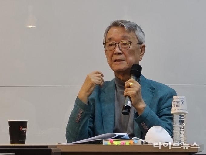 인추협은 스승의날을 맞아 국민 스승으로 칭송받고 있는 권성 전 헌법재판관에게 꽃다발을 전달했다.