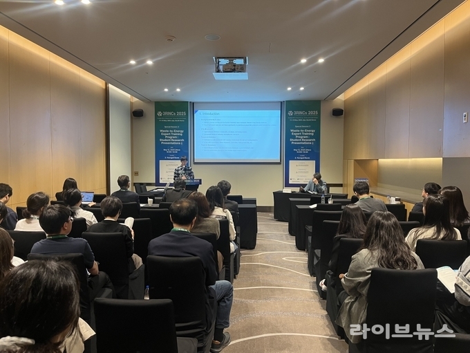 폐자원에너지화 전문인력 양성사업 참여 학생이 제11회 3R 국제 학술 컨퍼런스(3RINCs)’에 참여해 연구 성과를 발표하고 있다.(사진=수도권매립지관리공사)