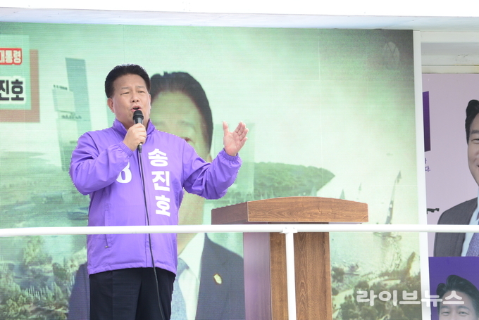 송진호 제21대 대통령 선거 기호 8번 무소속 후보가 유세를 하고 있는 모습.